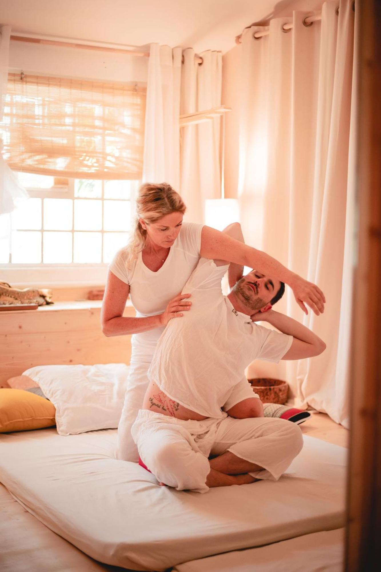 Hotel Toison D'Or Ramatuelle Esterno foto A chiropractor treating a patient