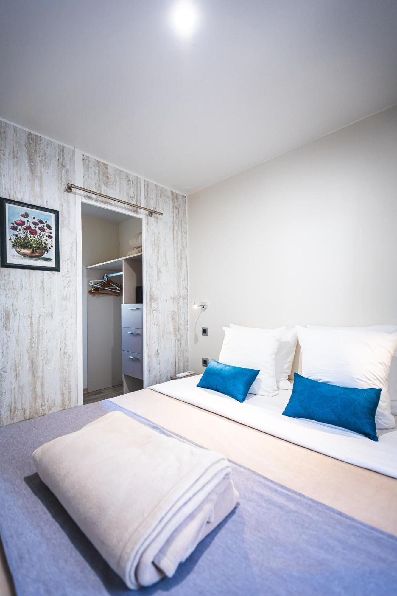 Hotel Toison D'Or Ramatuelle Esterno foto A sliding barn door in a bedroom