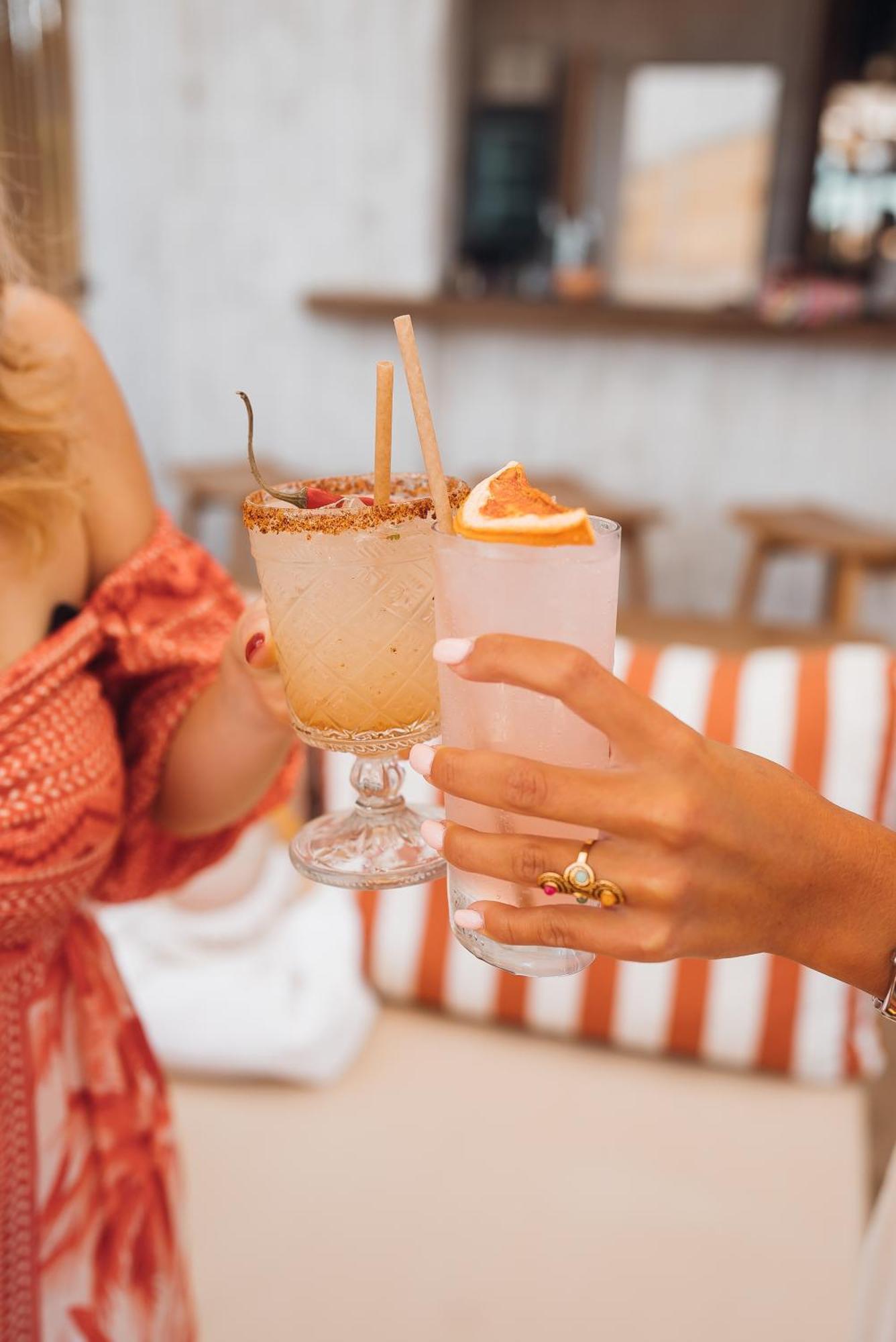 Hotel Toison D'Or Ramatuelle Esterno foto Two people toasting with cocktails