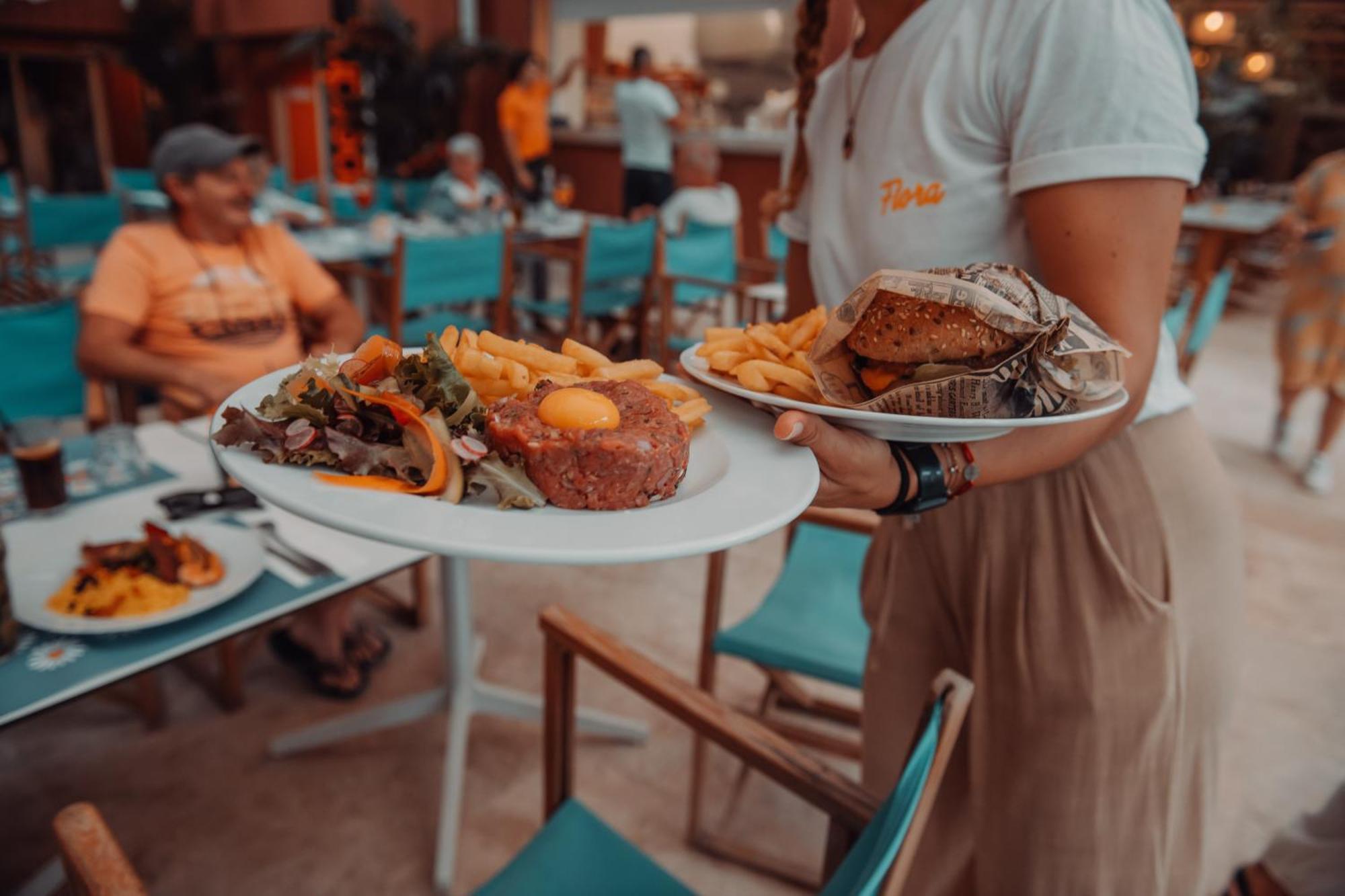 Hotel Toison D'Or Ramatuelle Esterno foto A waitress serving food