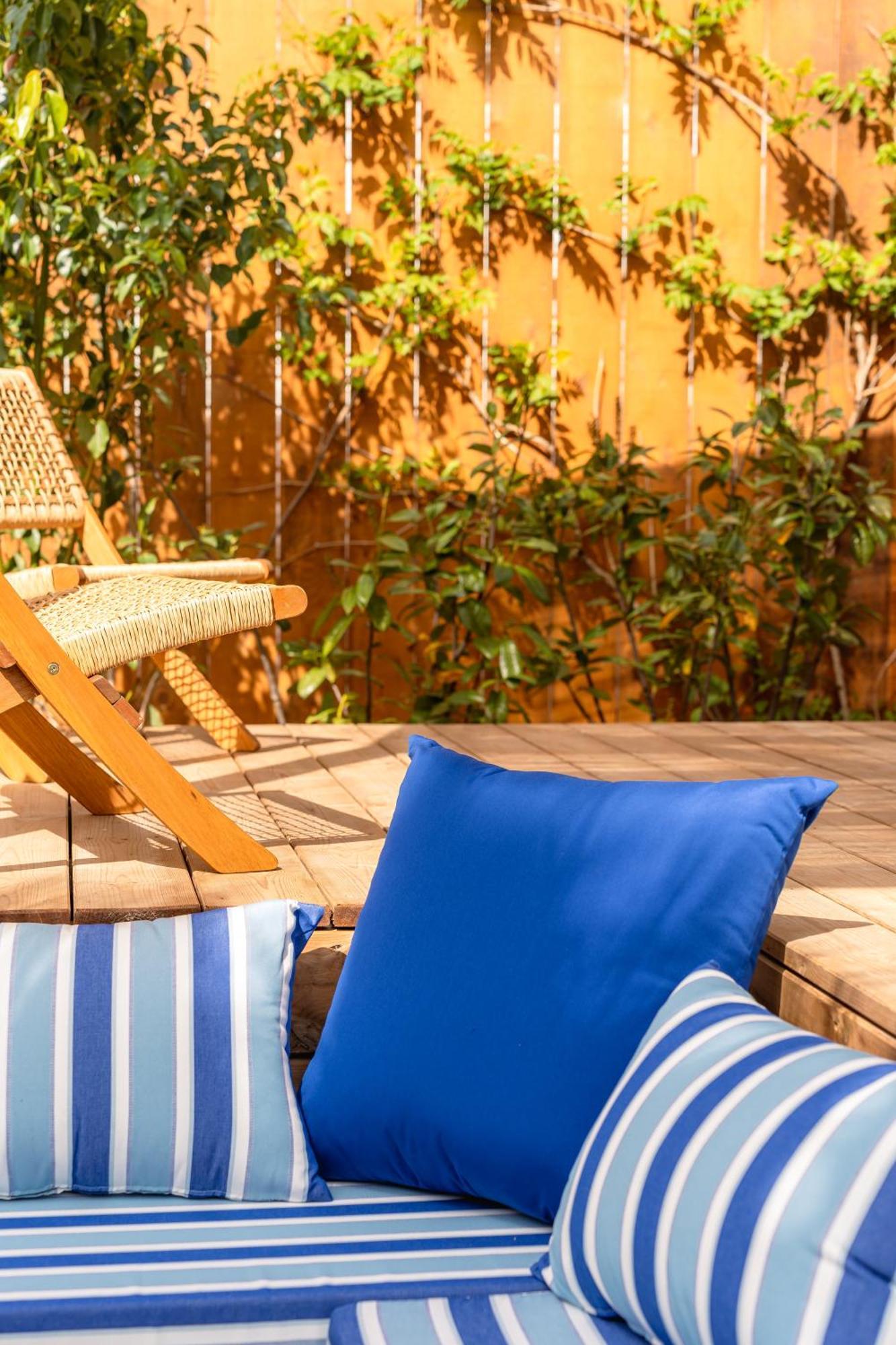 Hotel Toison D'Or Ramatuelle Esterno foto A blue cushion