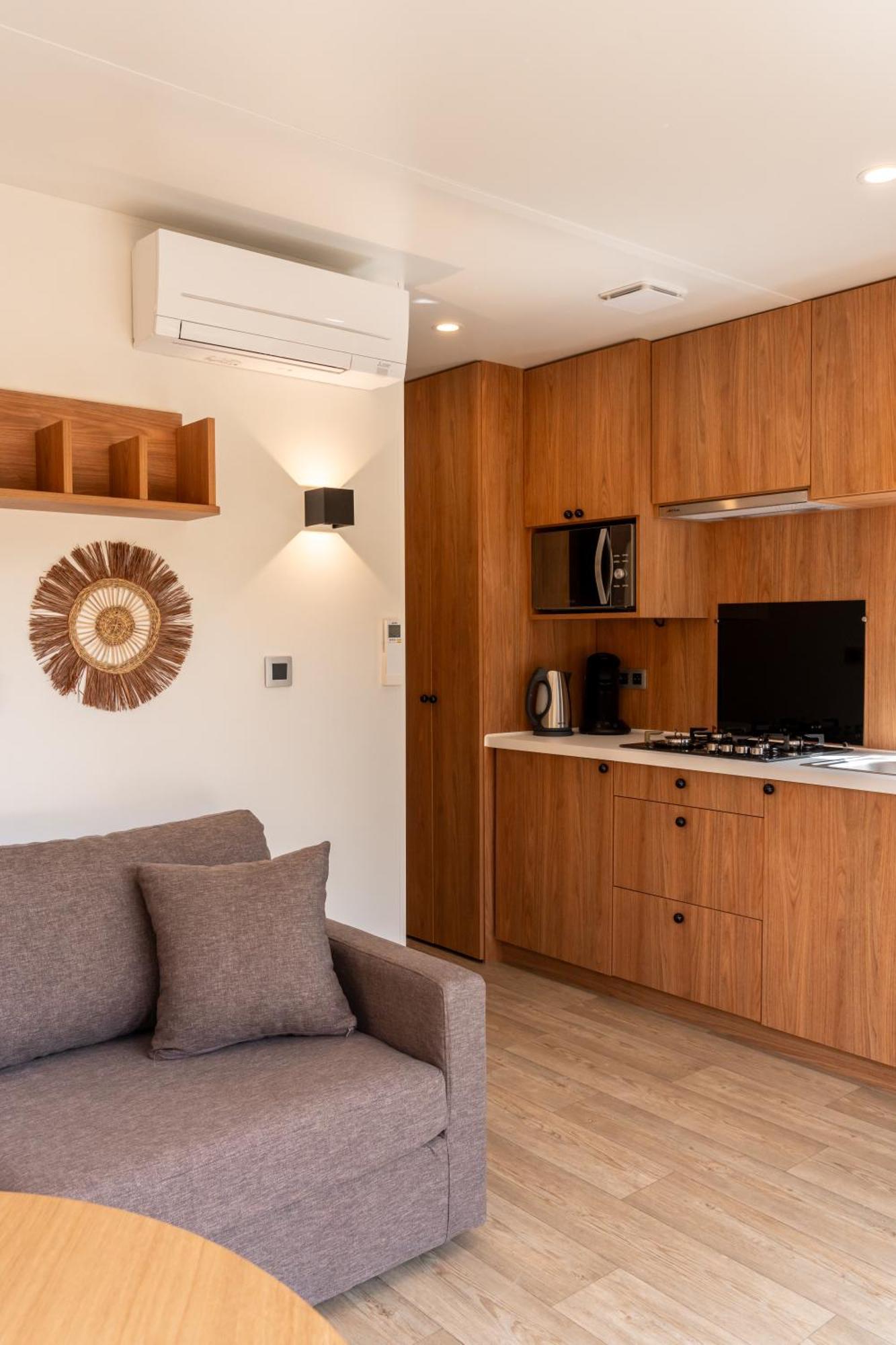 Hotel Toison D'Or Ramatuelle Esterno foto A kitchenette in a studio apartment