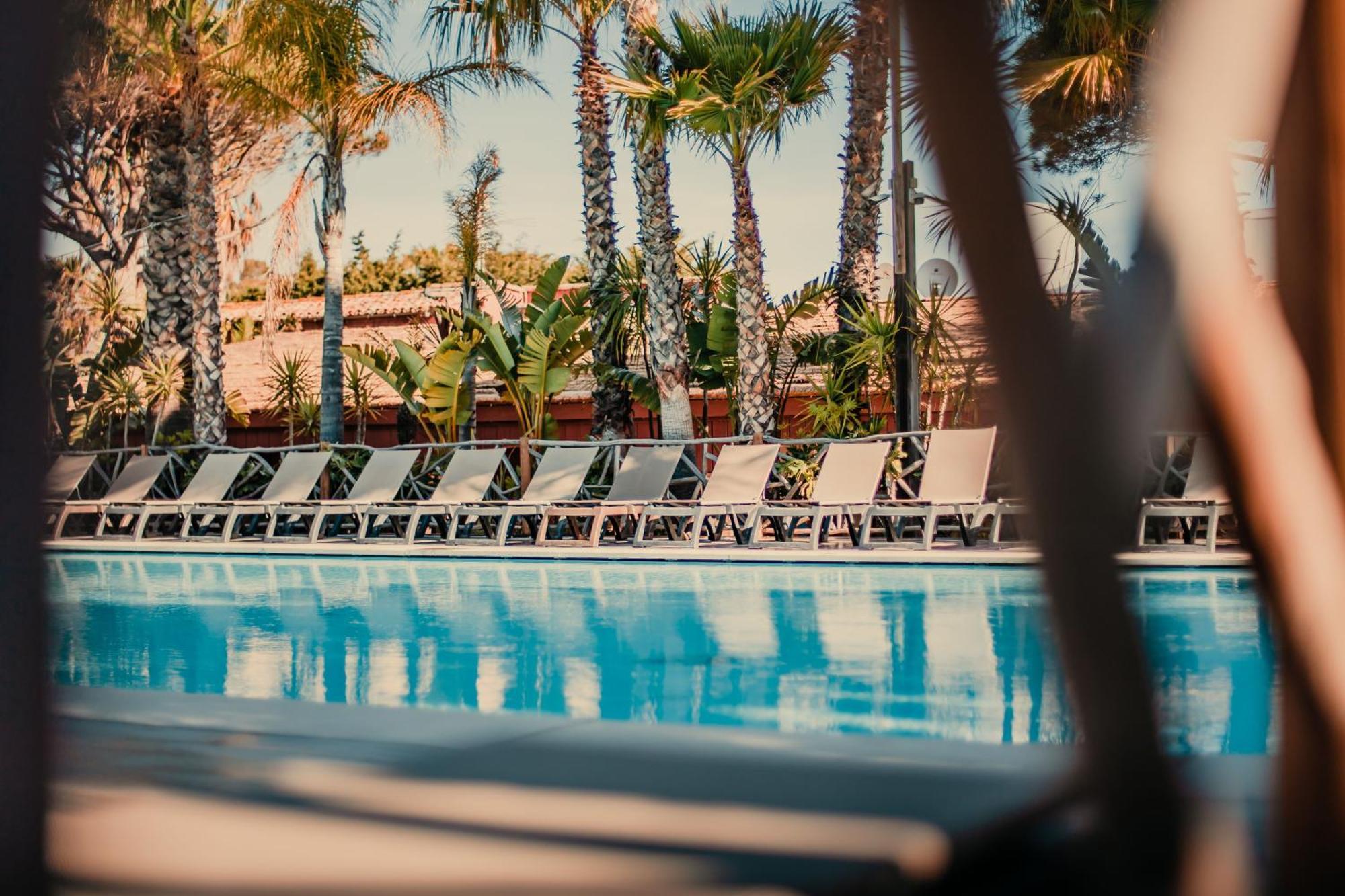 Hotel Toison D'Or Ramatuelle Esterno foto The swimming pool at the hotel